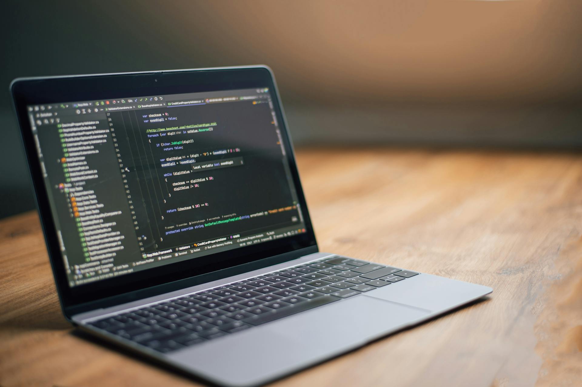 Website Builder vs Developer: What's the Better Choice?